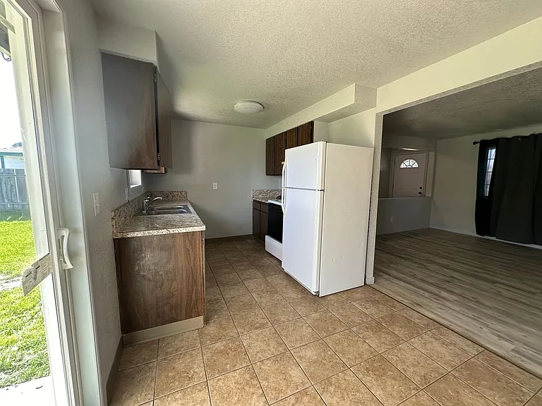 6209 Onyx Ave — Photo 9