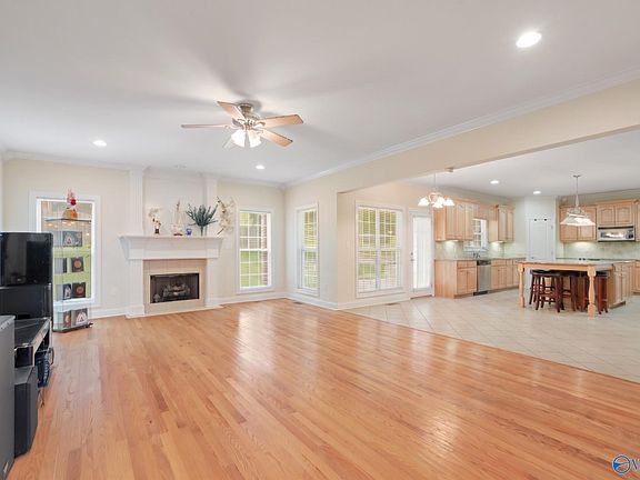 2nd image of 112 Rainbow Glen Cir