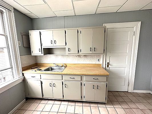 2nd image of 387 Van Duzer St APT 3