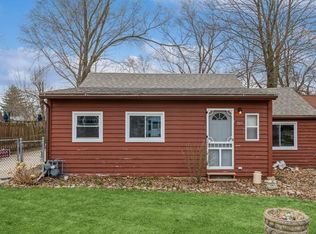 305 Oakleaf Rd, Lake In The Hills, IL 60156