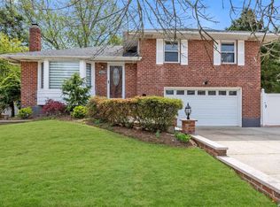 209 Jerome St, Syosset, NY 11791