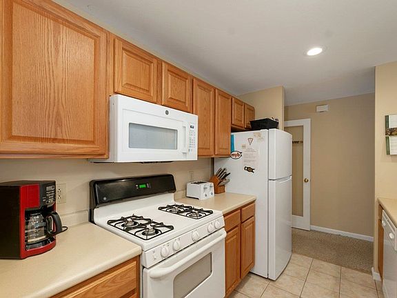 3rd image of 13 White Oak Lane #3