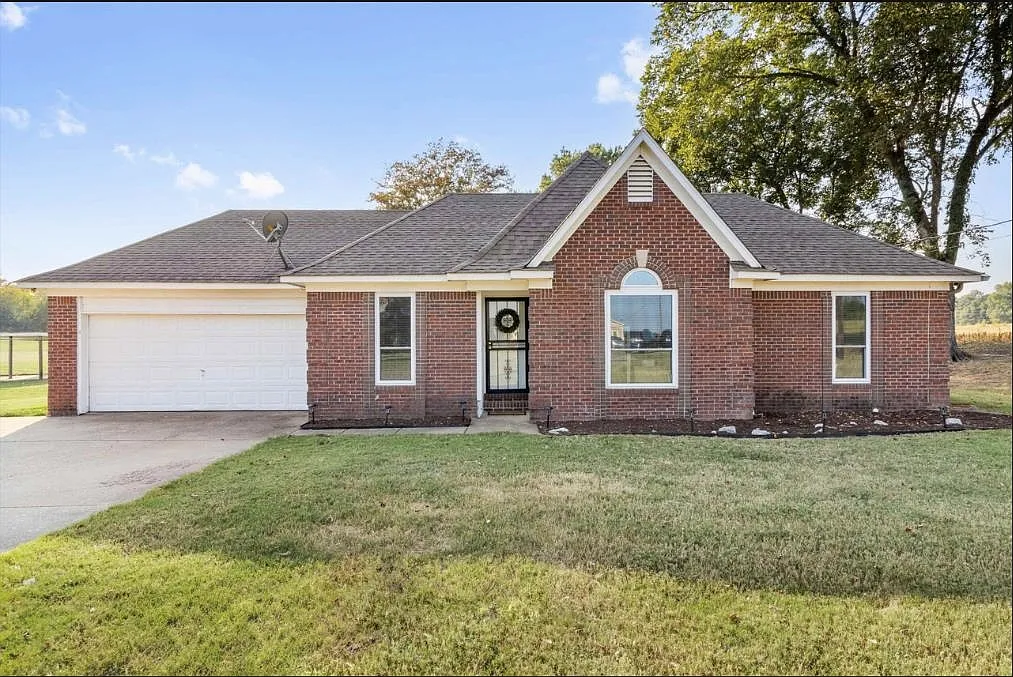 3 bed, 2.0 bath, $1,384 — Photo 1