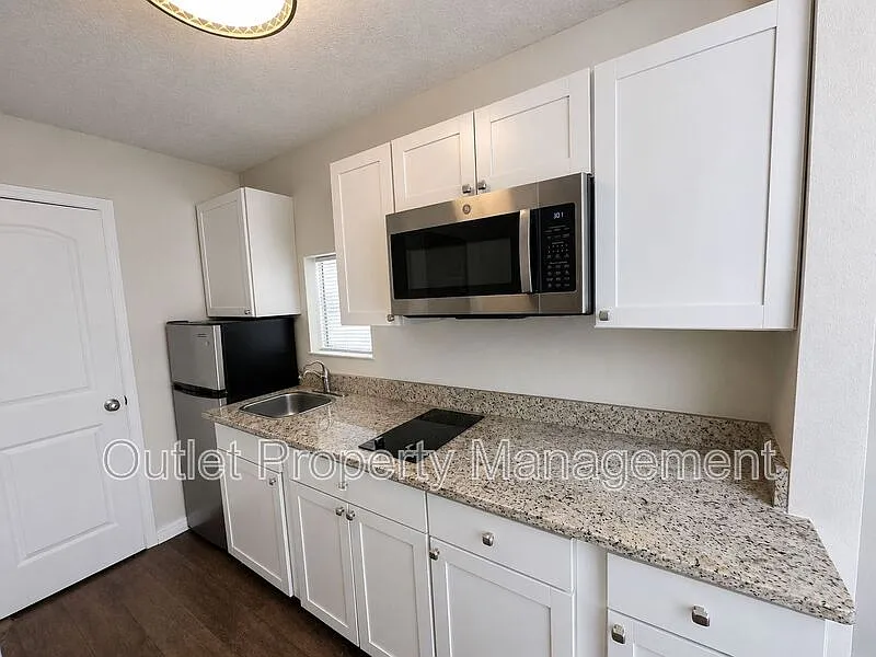 1 bed, 1.0 bath, 400 sqft, $1,050 — Photo 3