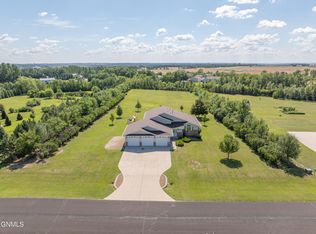 10613 Rose Dr, Bismarck, ND 58503