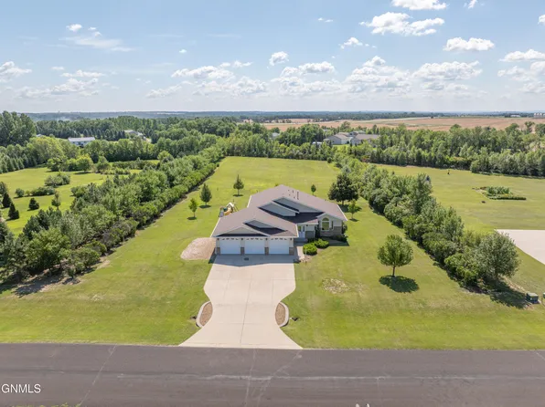 10613 Rose Dr, Bismarck, ND 58503