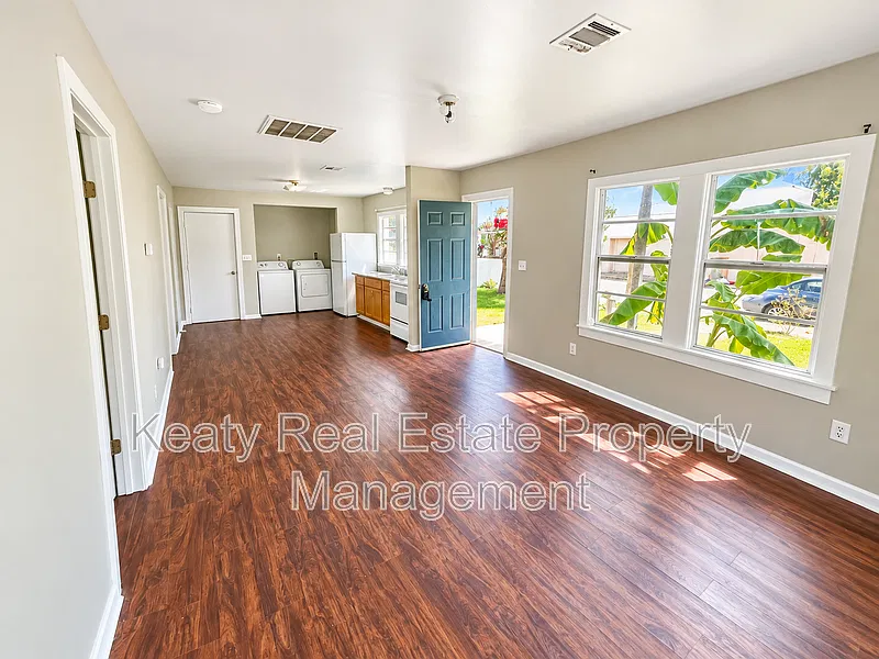 2 bed, 1.0 bath, 1000 sqft, $1,100 — Photo 2