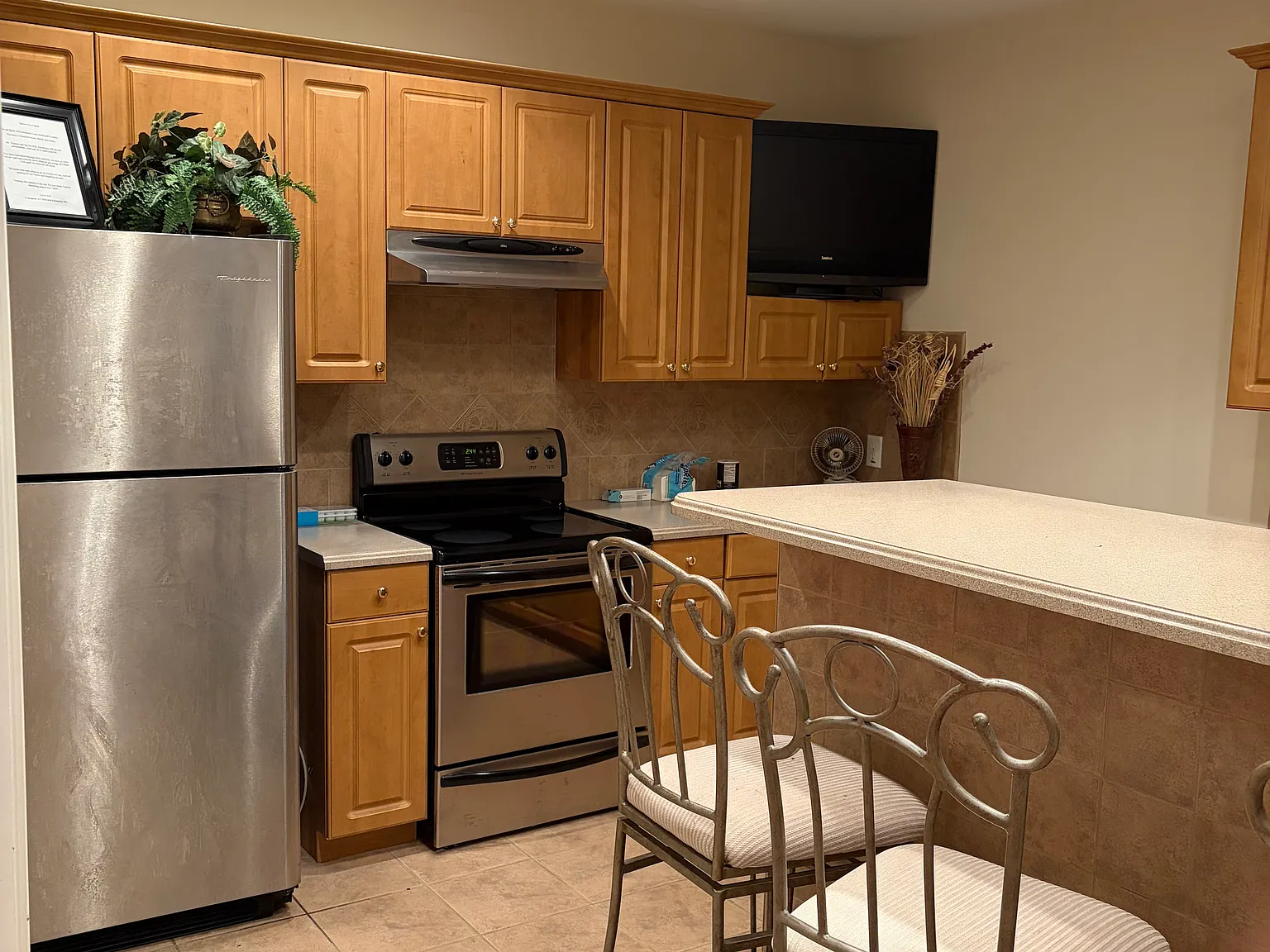 5 bed, 4.5 bath, 3745 sqft, $799 — Photo 2