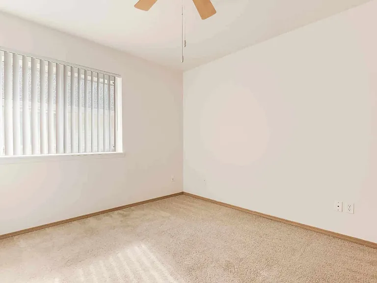 Raven Apartments — Photo 9