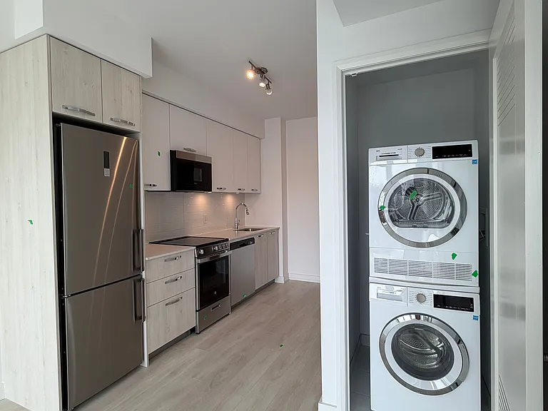 75 James St S #1323 — Photo 18