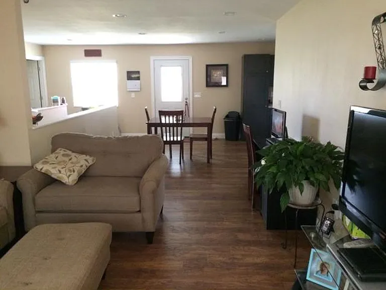 2211 Baker St N — Photo 5