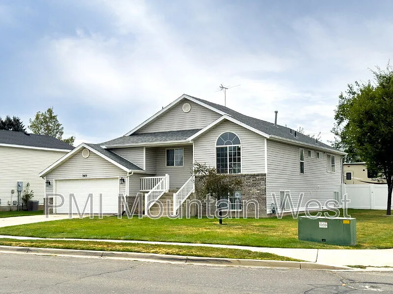 6 bed, 3.0 bath, 2200 sqft, $2,550 — Photo 2