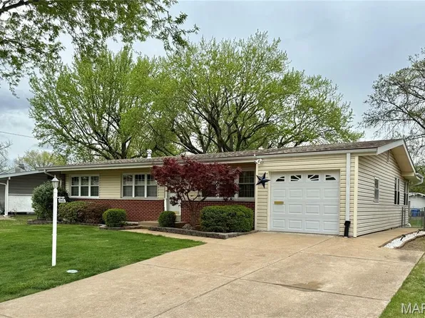1330 Spring Valley Dr, Florissant, MO 63033