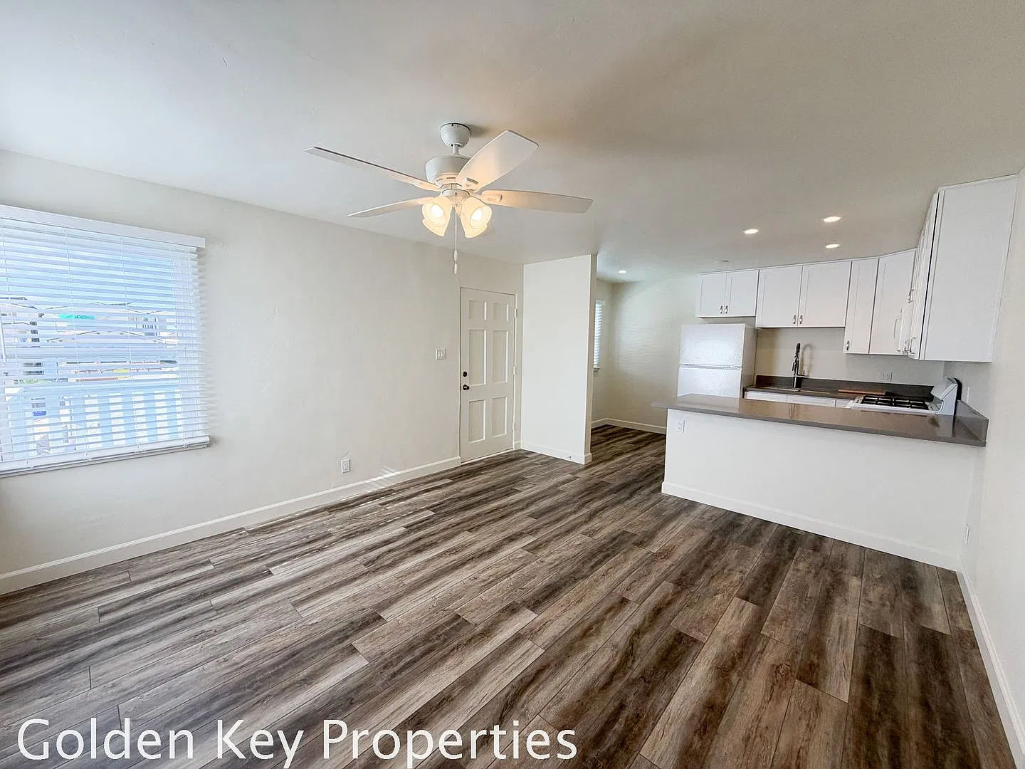 Beautifully Remodeled 1-Bedroom Apartment Just One Block from the Beach! — Photo 3