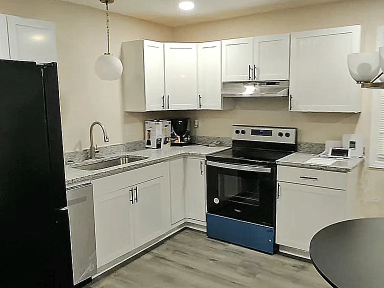832 Newman St — Photo 9