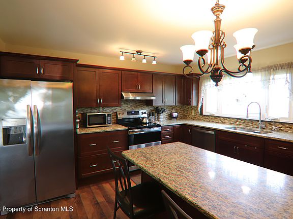 4th image of 10 Dogwood Dr