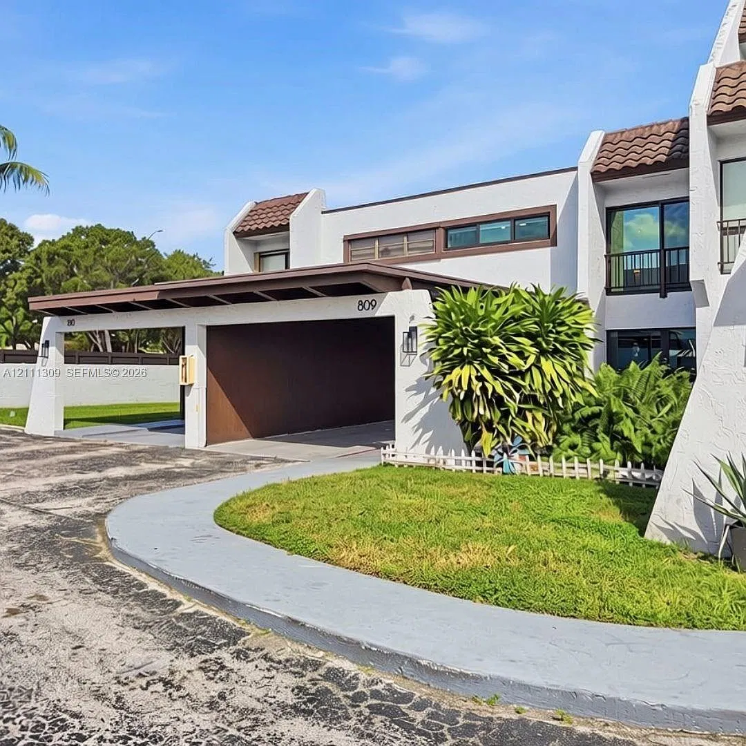 Spanish Villas Condo — Photo 1