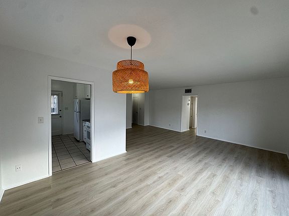 3rd image of 1416 Reeves St APT 4