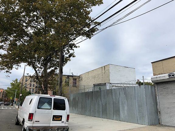 2nd image of 727 E 141st St