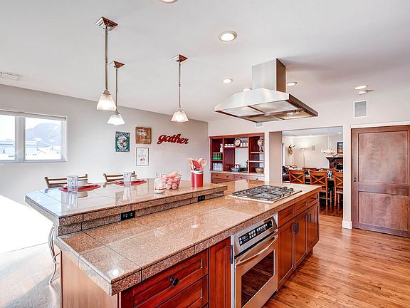 4th image of 830 N Sherman St #501