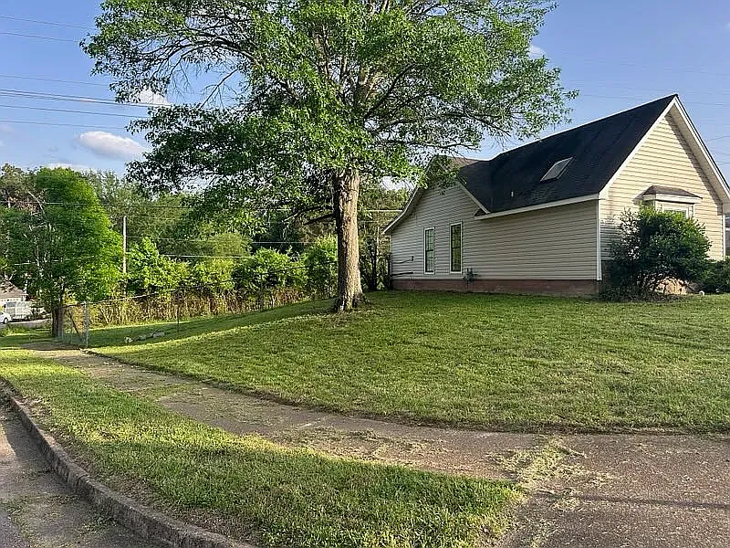 3 bed, 1252 sqft, $1,350 — Photo 2