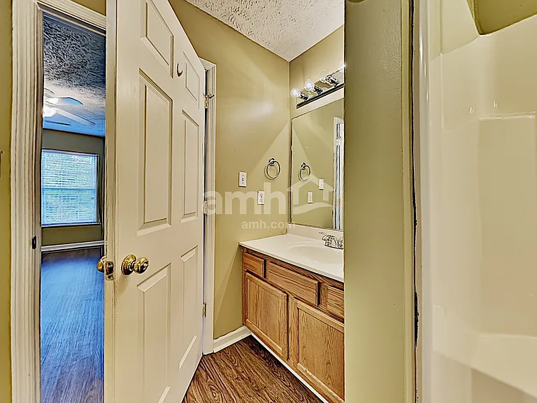 1423 Newbury Ln — Photo 10