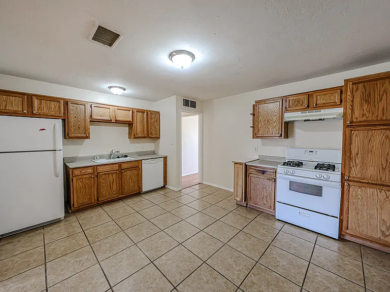 2414 W Butler Dr — Photo 7