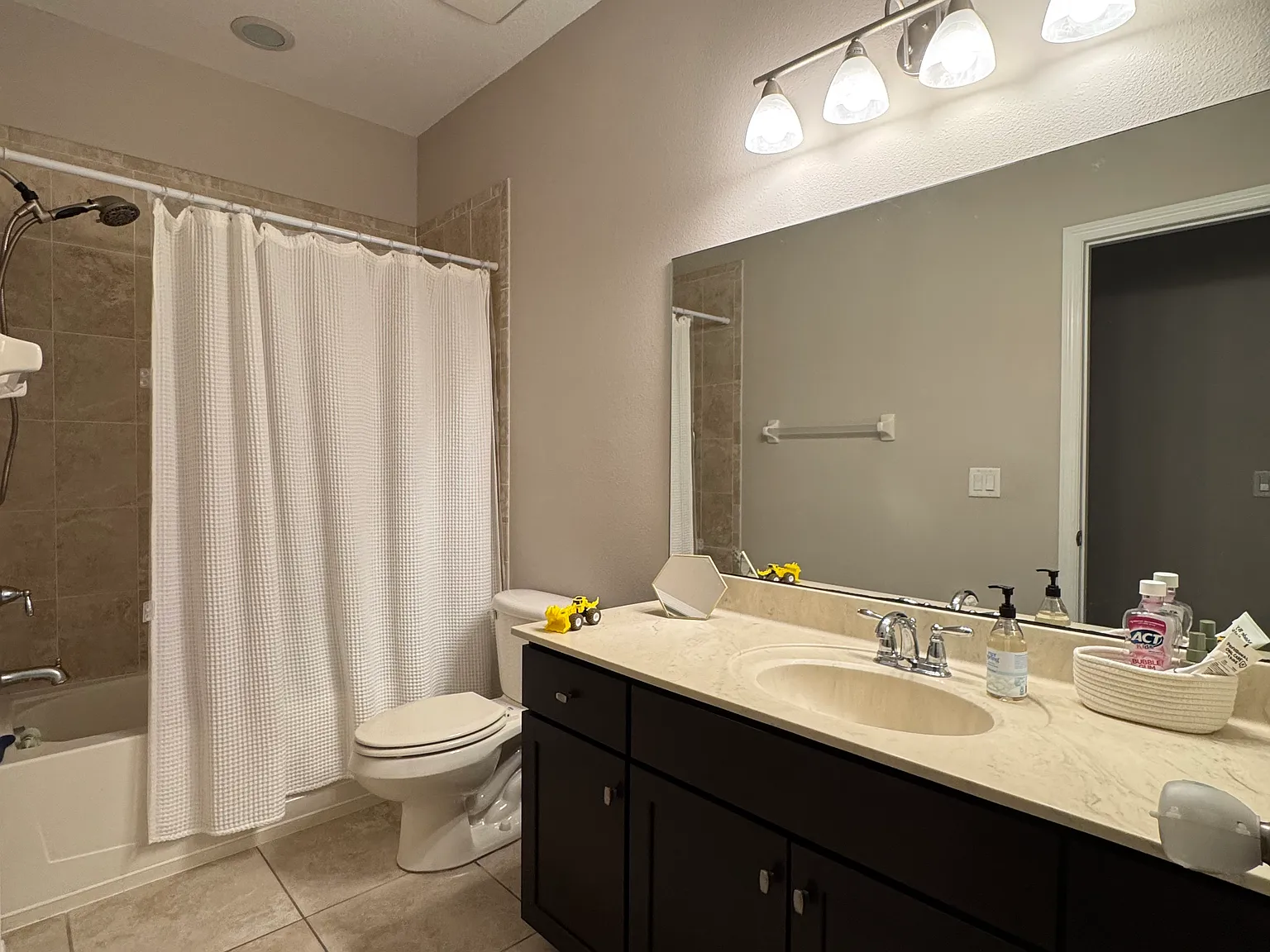 3 bed, 2.5 bath, 1989 sqft, $2,900 — Photo 2