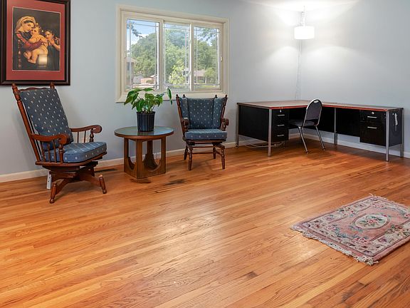 3rd image of 873 Yorkshire Ln