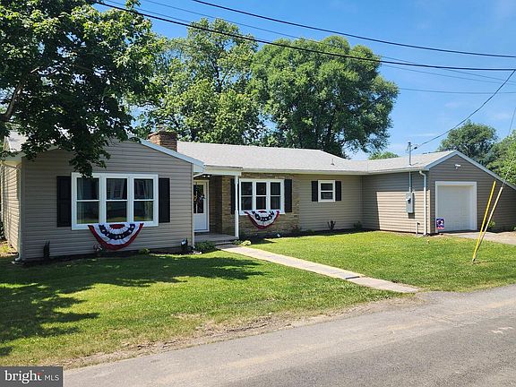 3rd image of 412 Everett Pl