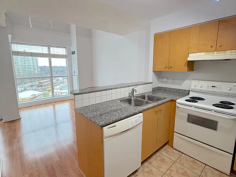 18 Merton St #911 — Photo 4