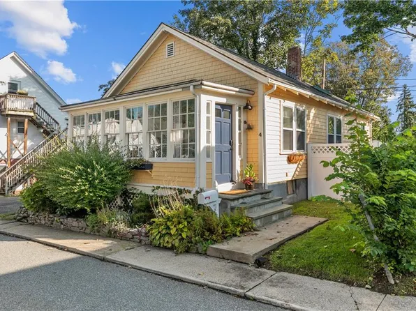 4 Findlay Pl, Newport, RI 02840