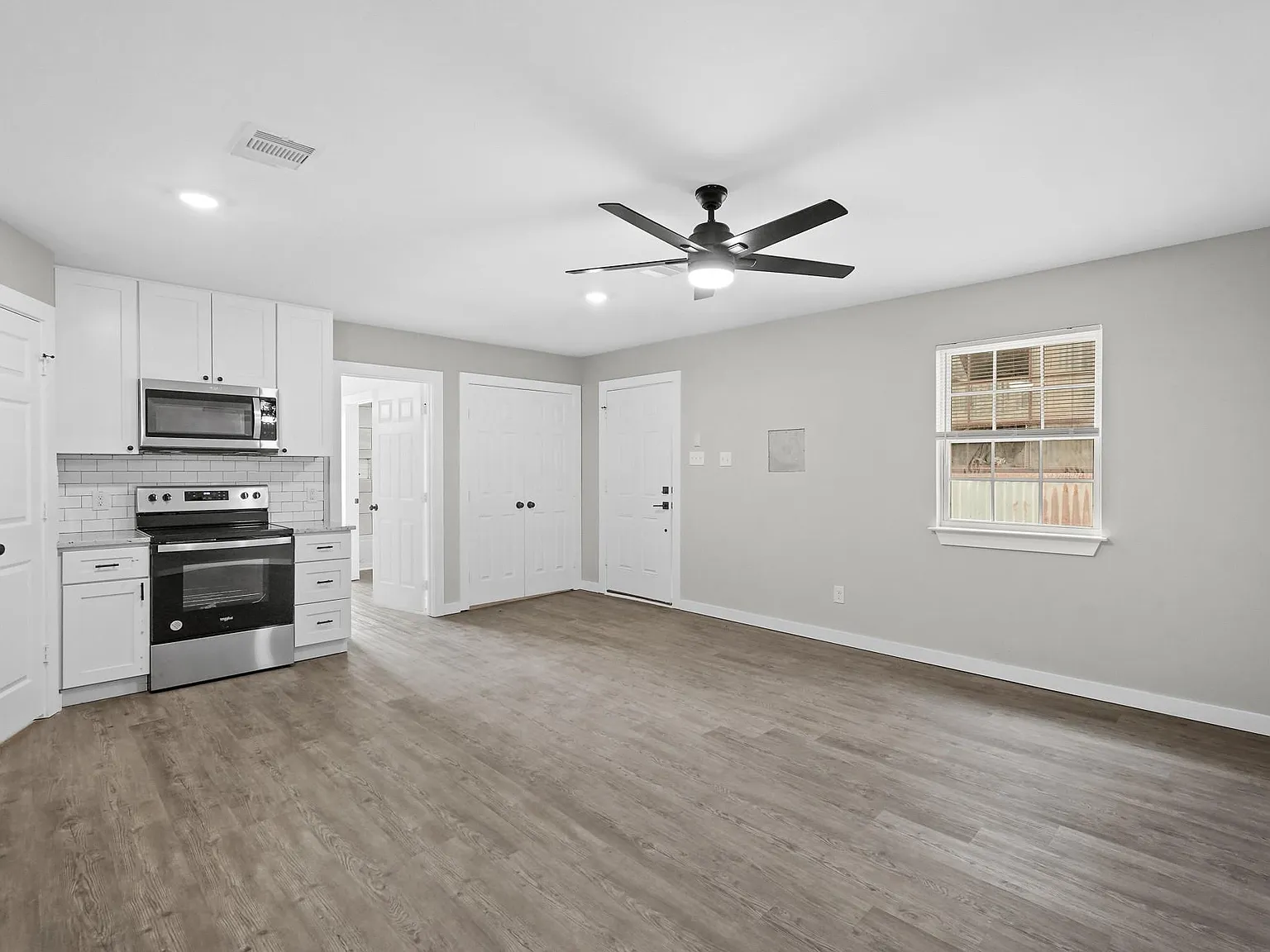 3 bed, 2.0 bath, 800 sqft, $1,695 — Photo 2
