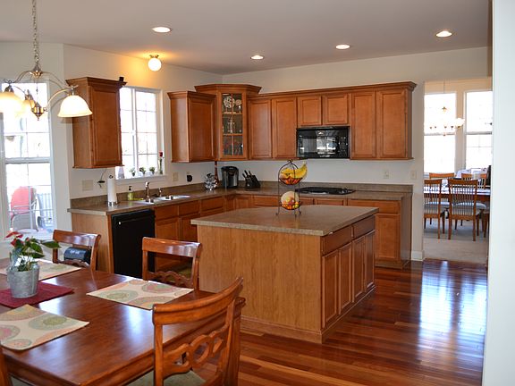 Kitchern w Hardwood Floor