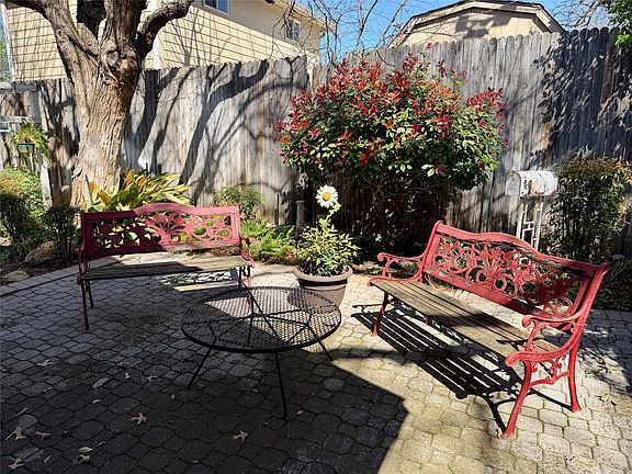 5th image of 524 Magnolia St