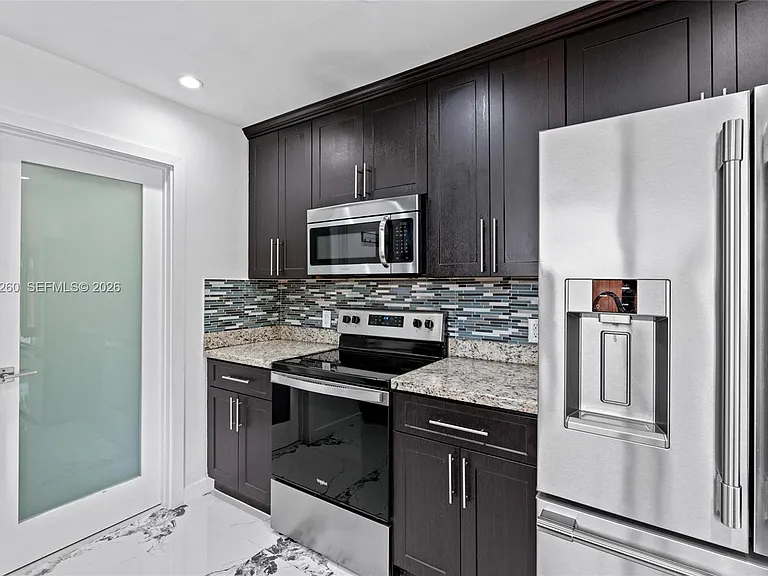 732 SW 95th Ter — Photo 5