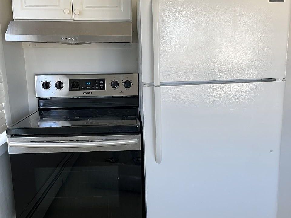 1st image of 210 W Cypress Ln