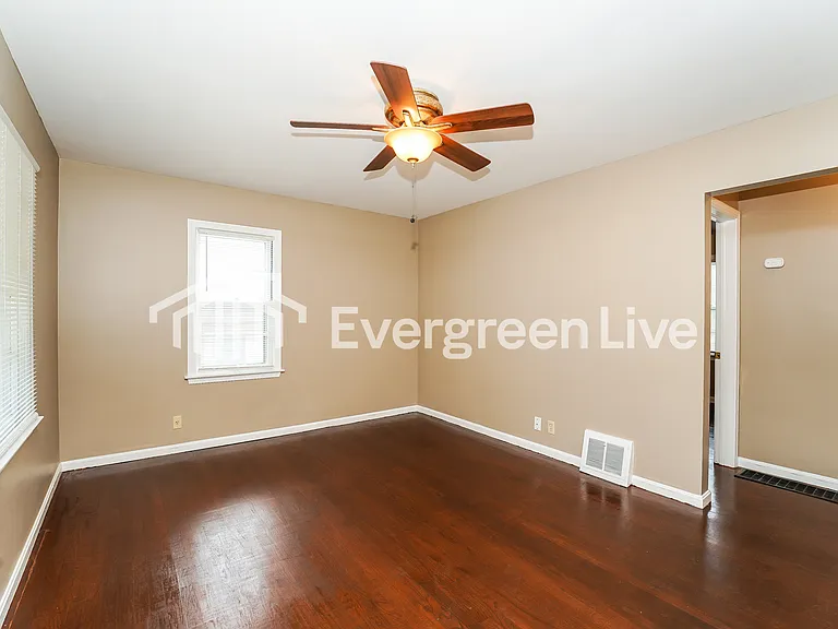 123 E Rosewood Ave — Photo 2