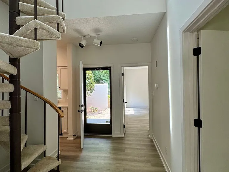 7 Dartford Ct — Photo 2