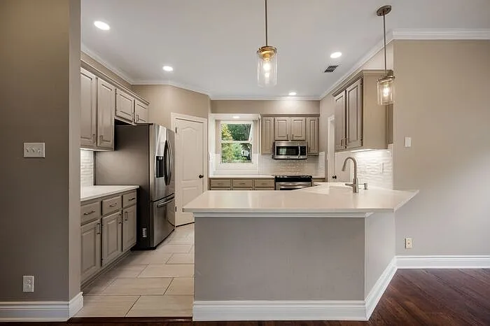 3 bed, 3.0 bath, 2008 sqft, $3,595 — Photo 3