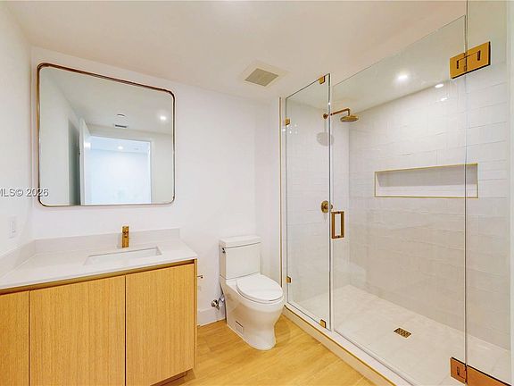 2nd image of 90 32nd St #922