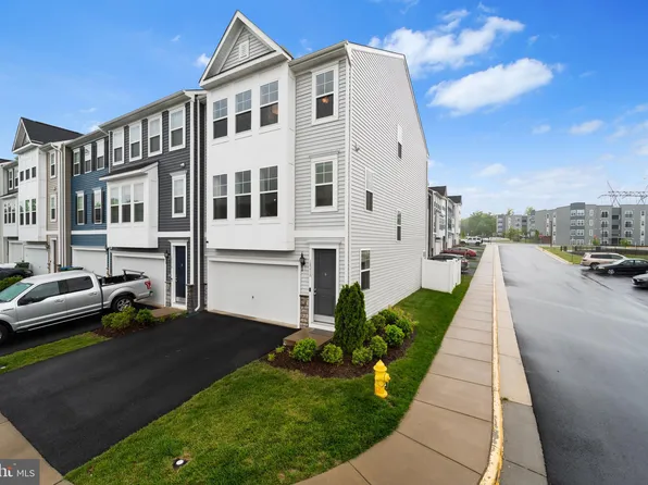 18216 Summit Pointe Dr, Triangle, VA 22172