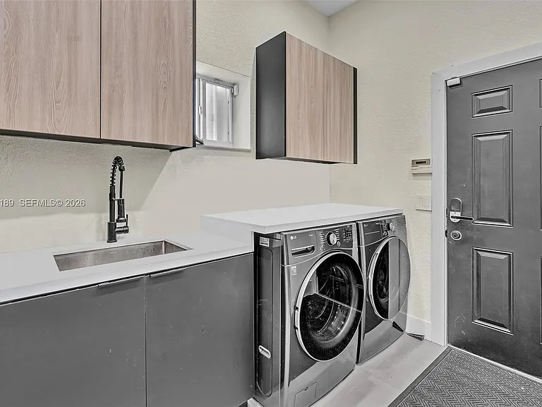 2521 Center Ave — Photo 44