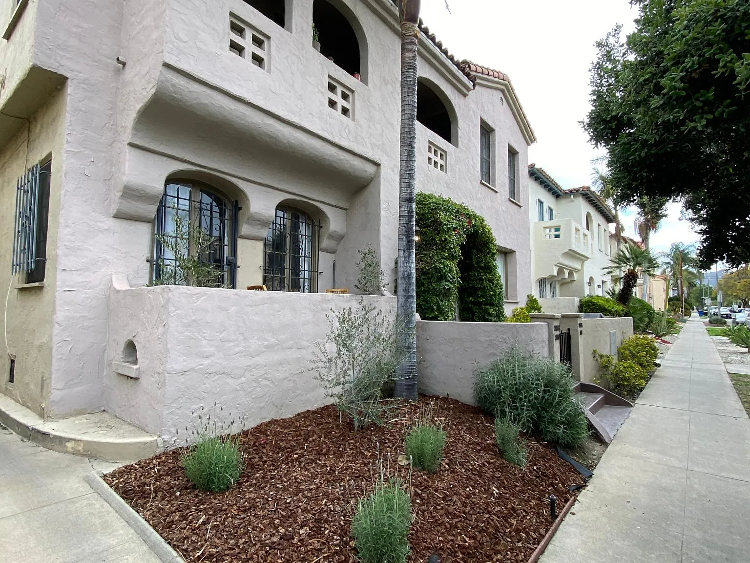 353 N Curson Ave — Photo 2