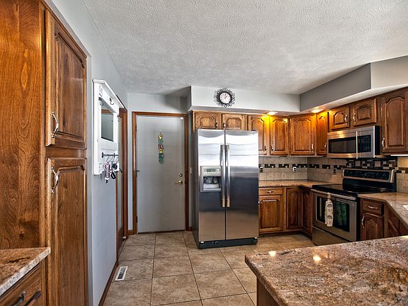 3rd image of 23061 Cottage Grove Ct