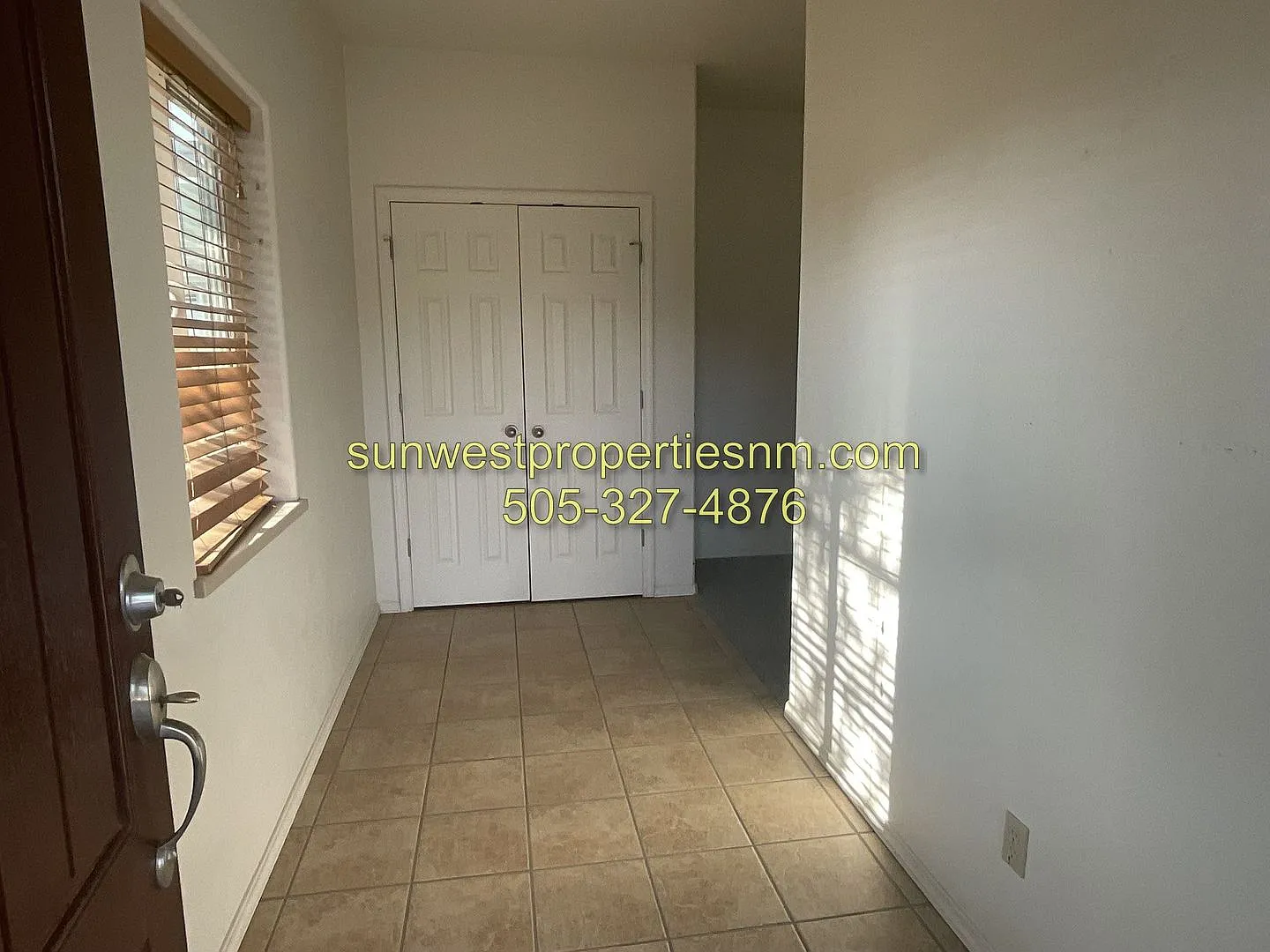 2 Bedroom, 1 Bath, 1 Car Garage Condo with Fenced Back Yard — Photo 2