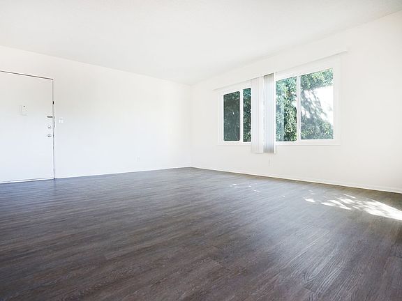 3rd image of 11562 Gateway Blvd #1/2