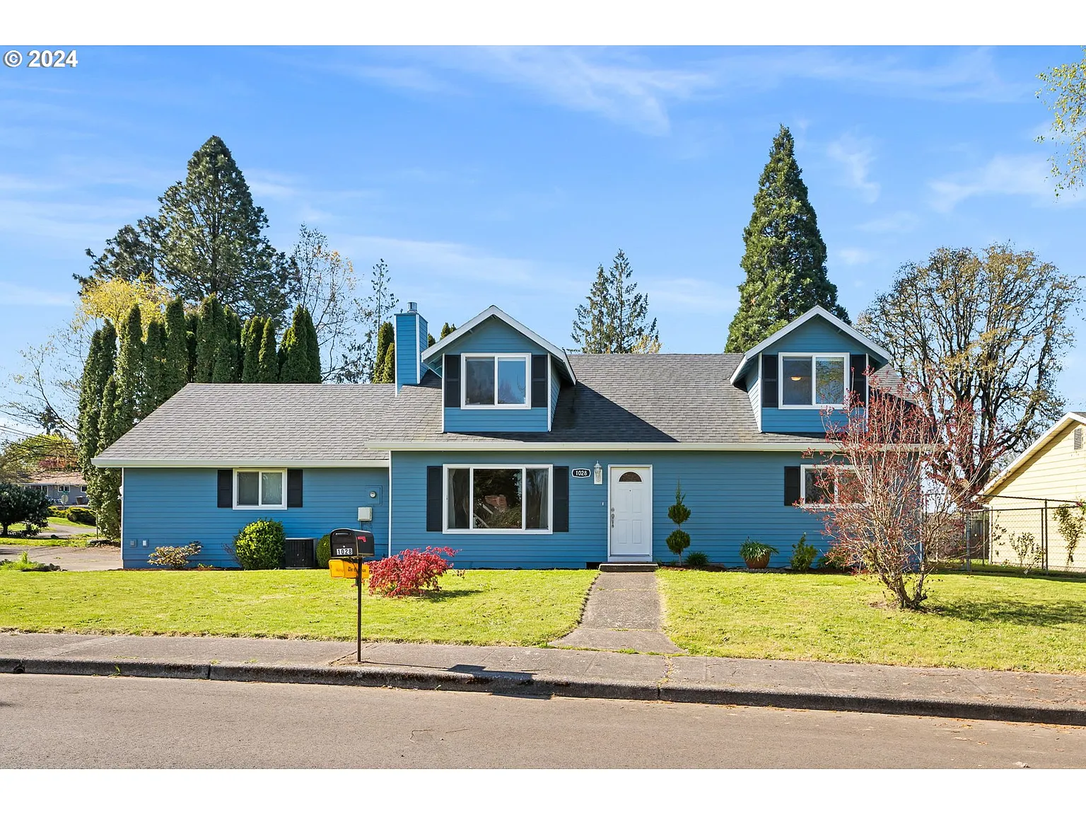 1028 NW Darnielle St photo 1
