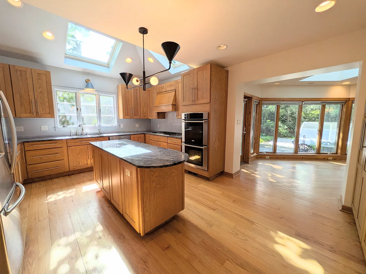 4 bed, 3.5 bath, 3600 sqft, $5,600 — Photo 2
