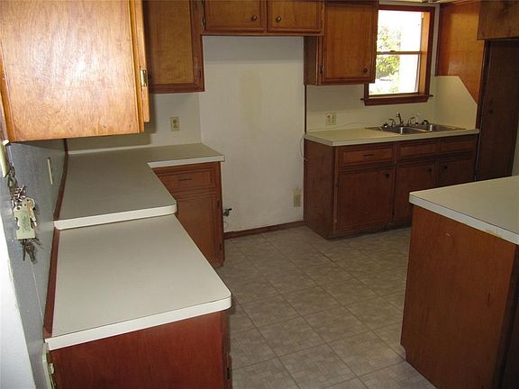 3rd image of 4 Catalina Ln